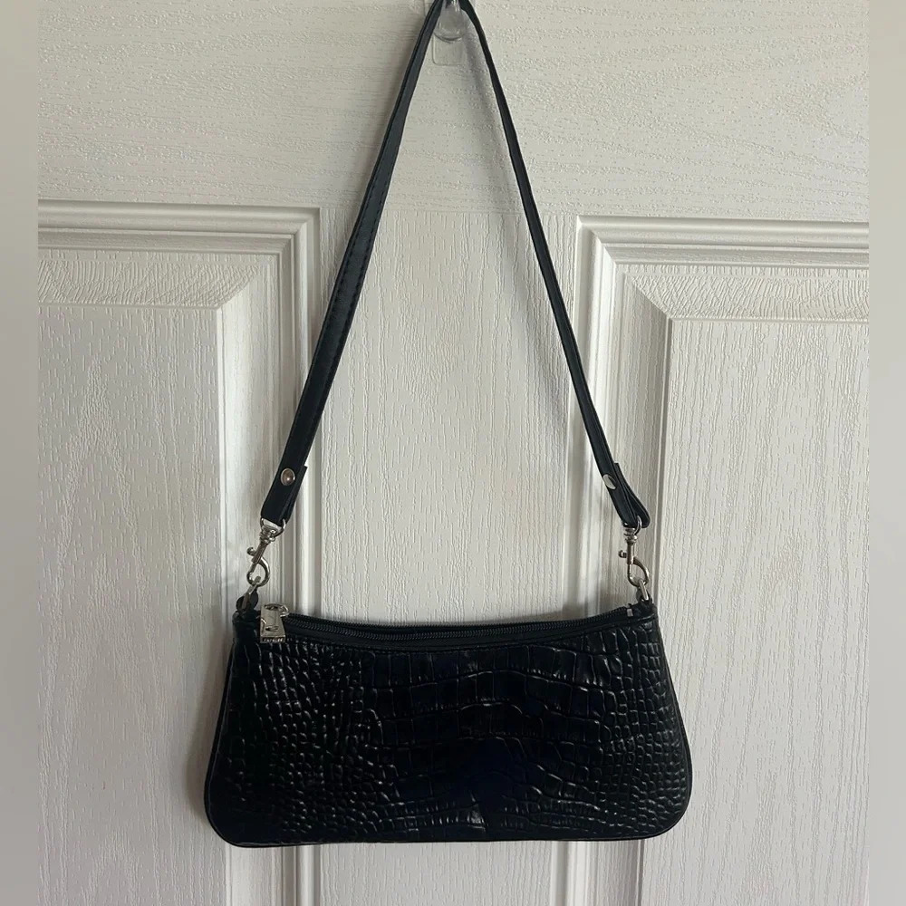 ⭐️ Express croc pattern leather mini shoulder bag.